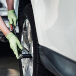 Mécanicien réparant les pneus de la voiture