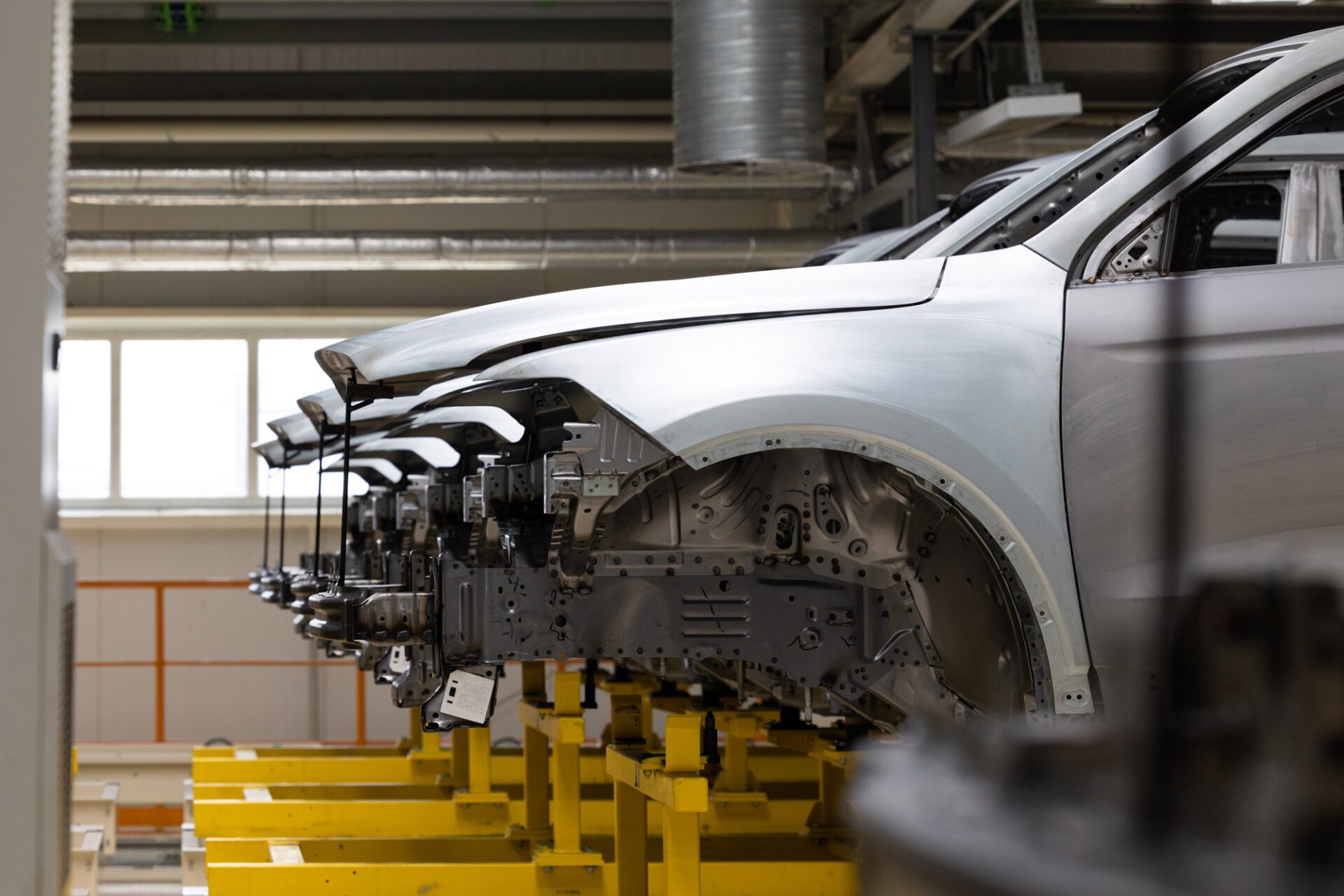 Photo de la ligne de production automobile.