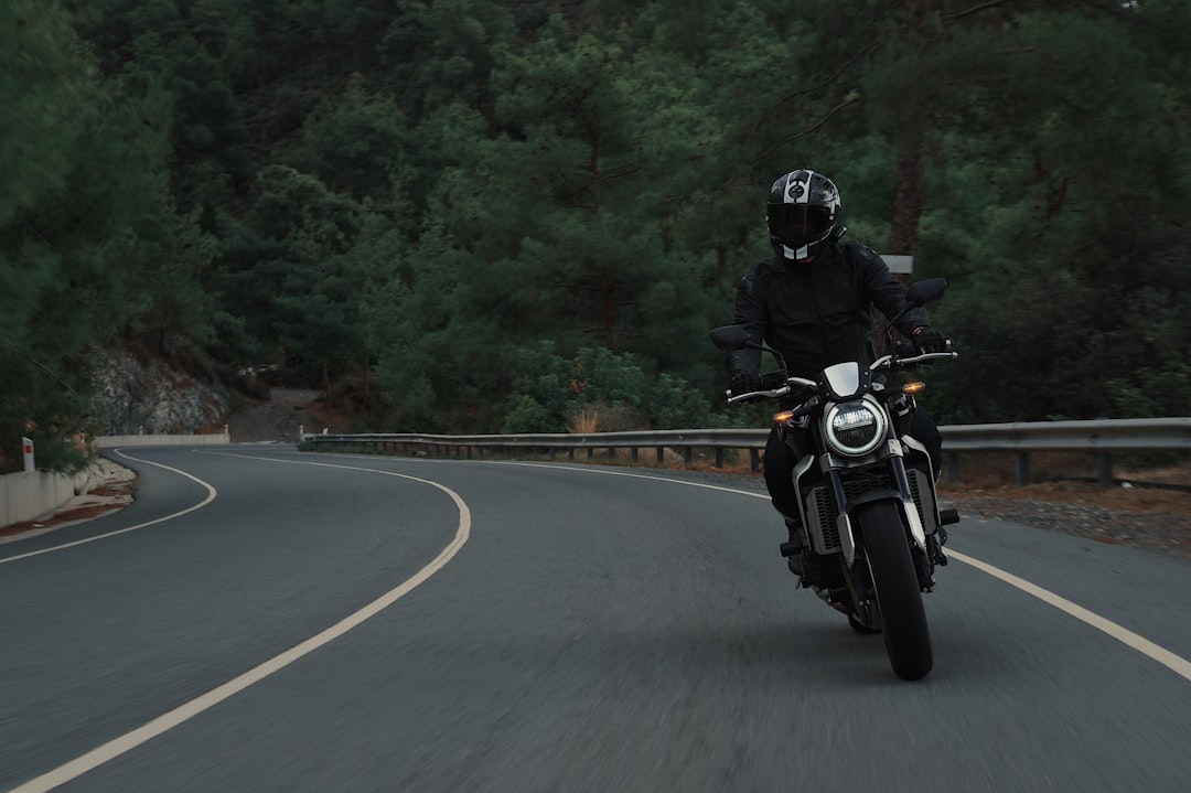 MOTO-MOTOCYLAGE SUR LA STREE DE BÉTON