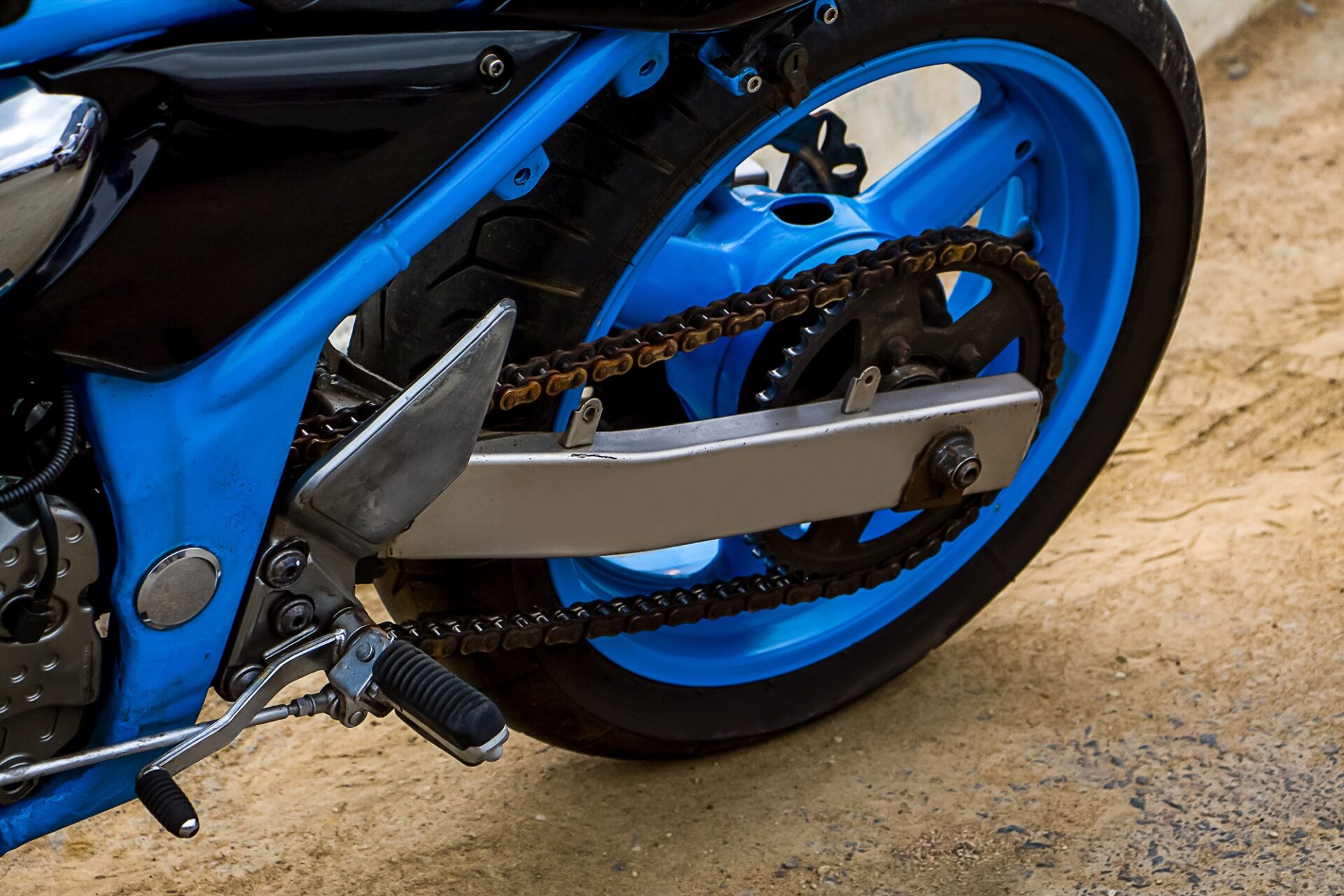 Roue arrière d'une moto.