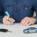 Gros plan des clés de voiture et de la voiture jouet.