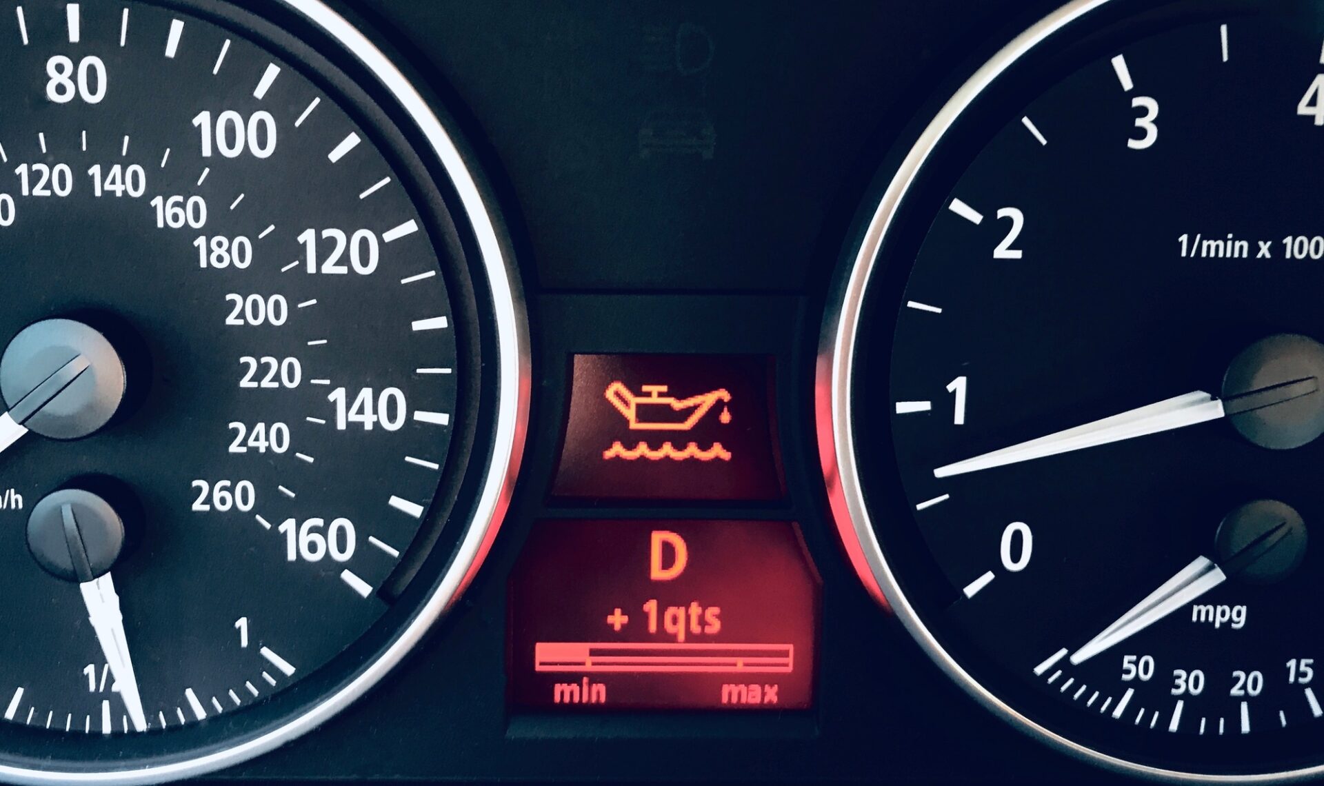 Le voyant d'alerte à l'huile et l'ordinateur indiquant au conducteur que l'huile est la capacité minimale de lui et a besoin d'attention en ajoutant 1 litre d'huile.