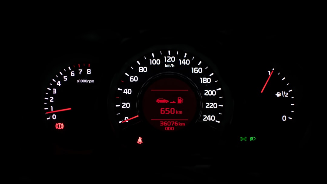 Photo de gros plan du panneau de cluster d'instruments de voiture noire