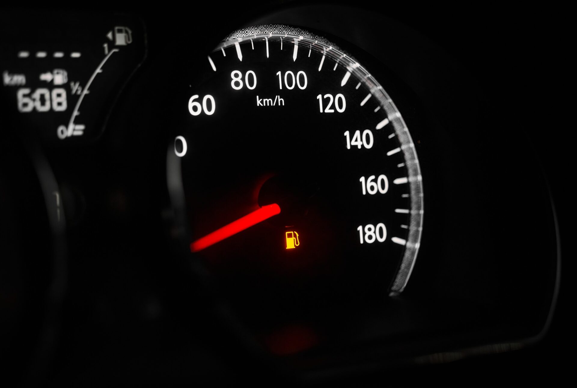 Le tableau de bord de la voiture avec un compteur de vitesse.