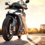 Mâle conducteur Moto Scooter dans City Street - Concept de style de vie de transport