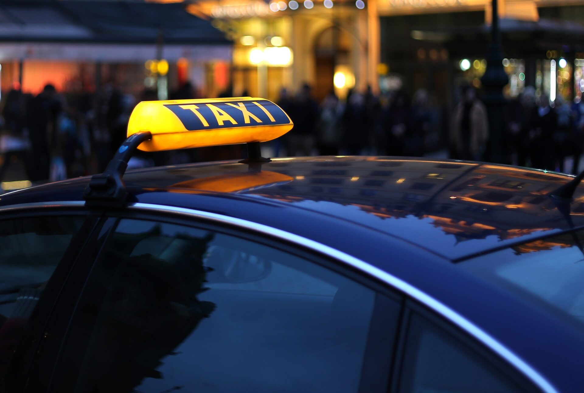 Closeup of City Taxi Sign la nuit