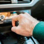 Une boîte de vitesses de changements à main dans l'auto moderne.
