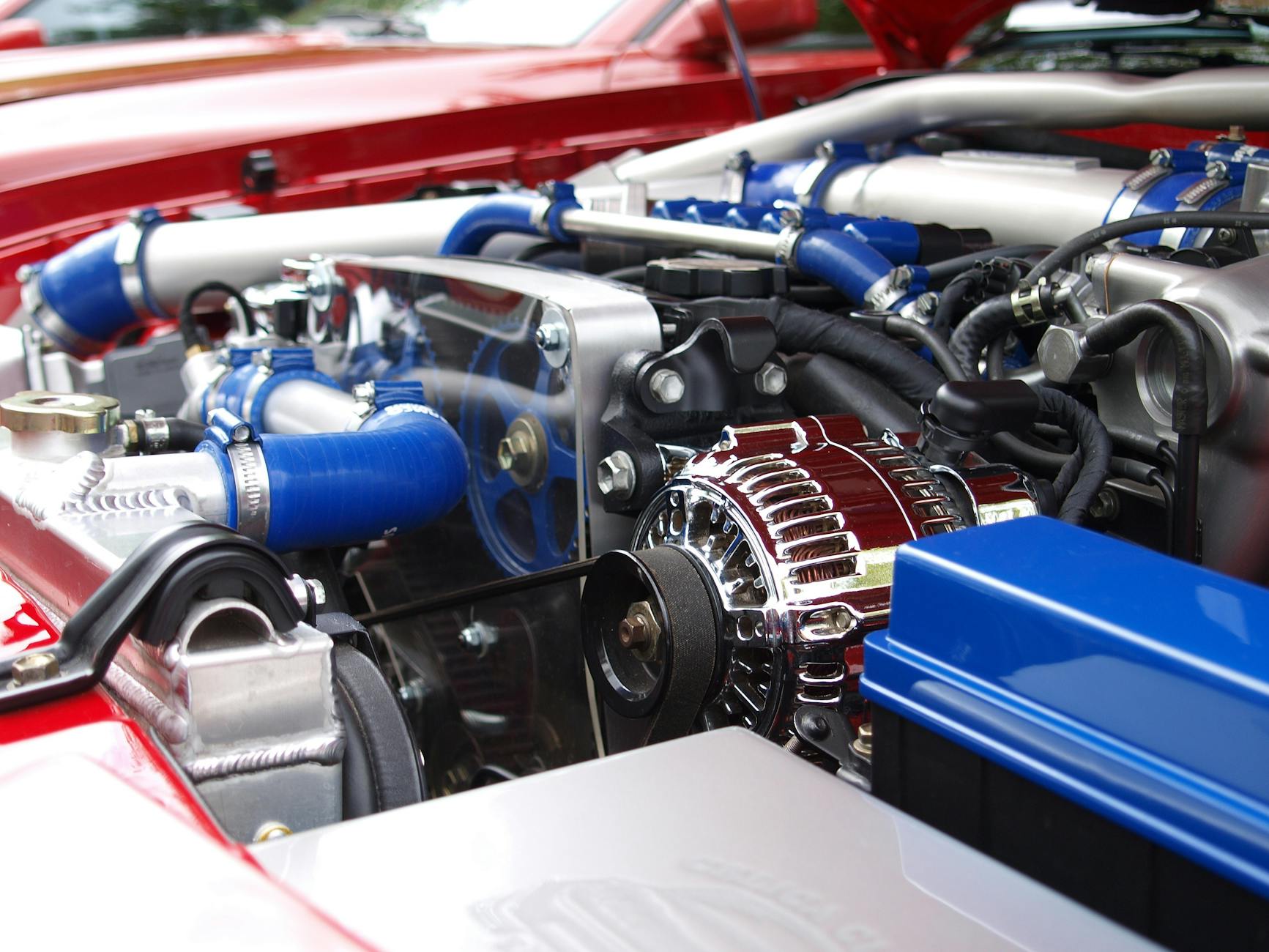 Vue détaillée d'un moteur de voiture moderne propre avec des composants colorés vibrants et un design élégant.