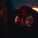 montre analogique rouge et noire