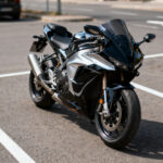 Peut-on garer une moto sur une place de voiture ? without any text