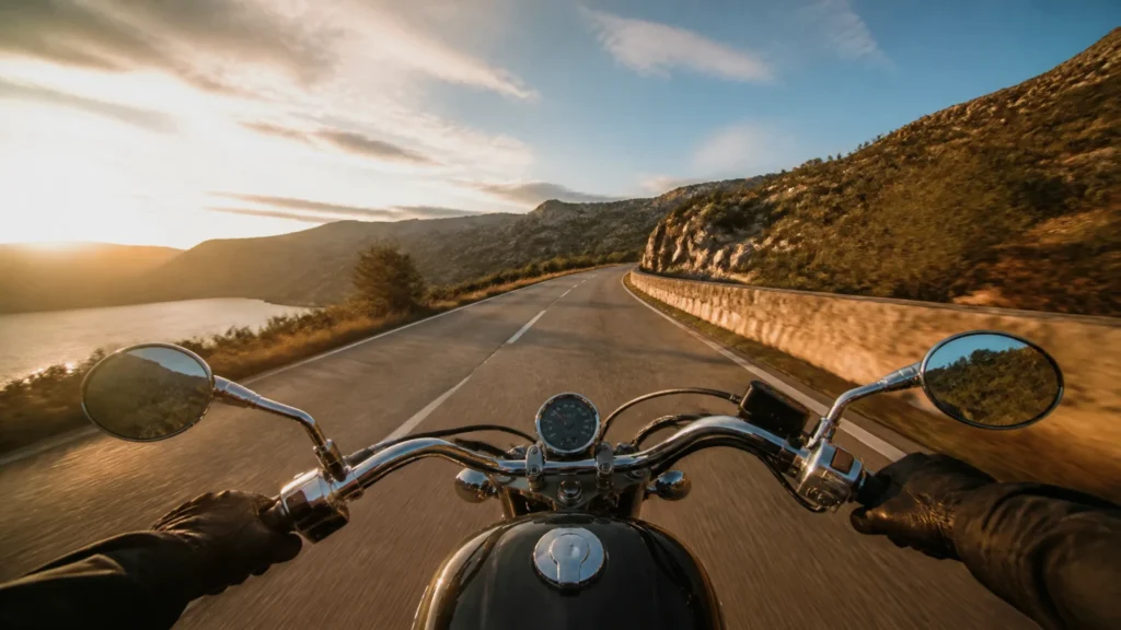 What a pleasure it is to ride a motorcycle! The sensations and the freedom at the handlebars